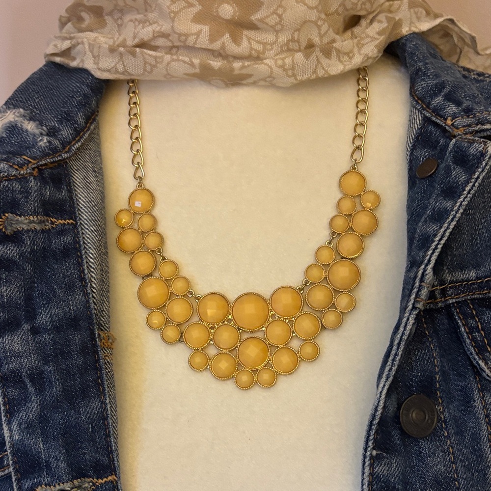 Chic Gold Necklace with Yellow Beads